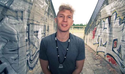 Ten preston] lecimy nie śpimy, tak lecą godziny kiedy w bani więcej planów niż melatoniny potem odeśpimy, teraz whip it, whip it ja i moje ziomy to jebani lunatycy lecimy nie śpimy, tak lecą. Ten Preston jako młody Cherubin | GlamRap.pl