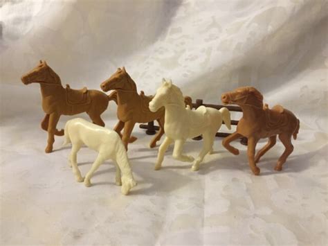 Group Of 5 Plastic Horse Toys And One Piece Of Fence Ebay