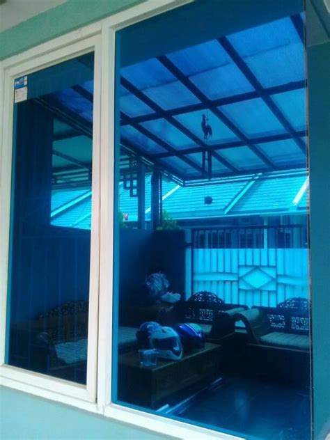 Nah, anda dapat menemukannya di sini juga, di sebagian besar jendela kaca patri yang selamat dari. Kaca Jendela Rumah Warna Biru - Situs Properti Indonesia