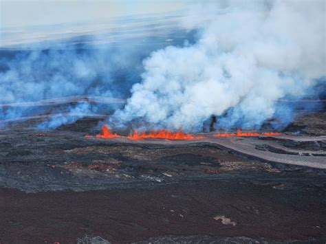 Hawaiis Mauna Loa Volcano Erupts For The First Time In Nearly 40 Years