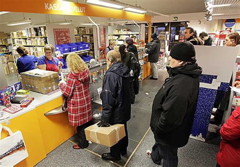 Viime hetket aikaa lähettää paketit - Postijonot Oulussa ovat pisimmillään | Kaleva