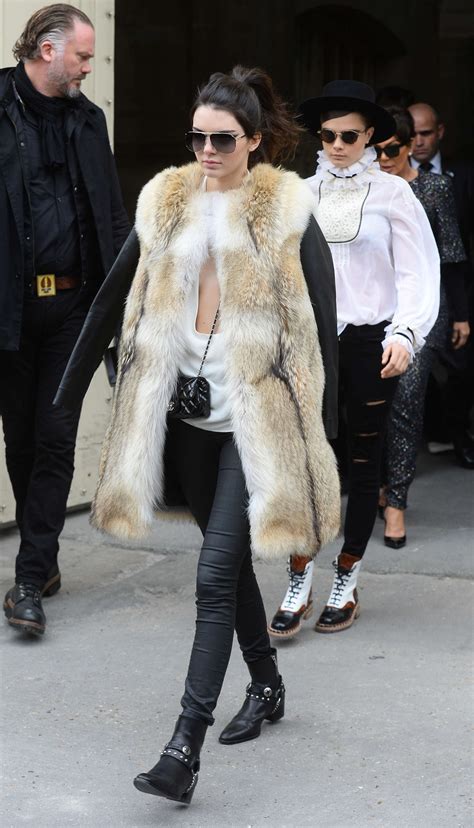 Kendall Jenner In Fur Coat 09 1450×2533 Fashion Celebrity