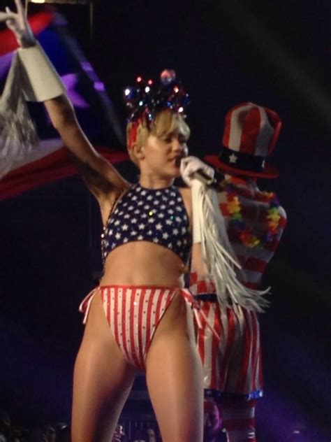 Miley Cyrus Takes San Juan By Storm With The Bangerz Tour