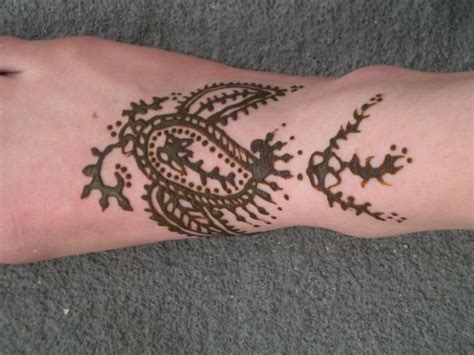 The tattoo is often made with a specific amount of henna powder mixed with other ingredients, such as water or tea. How to Make Henna Paste and Apply to Skin | How to make ...