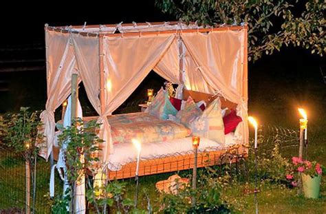 Garten luxus from himmelbett garten 37 das beste von pflanzen im garten luxus from himmelbett garten vidaxl sonnenliege mit vorhängen poly rattan grau from himmelbett garten landhaus. Übernachtung im Garten-Himmelbett | draußen unter Sternen ...