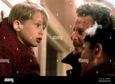Home Alone 1990 Macaulay Culkin Daniel Stern And Joe Pesci Stock Photo