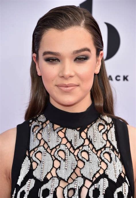 Hailee Steinfeld Rocked Smokey Eyes With A Neutral Lip At The 2017