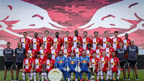 The company is 51 percent controlled by the yoovidhya family who, for technical reasons, own the trademark in europe and the us. FC Red Bull Salzburg - Mannschaft