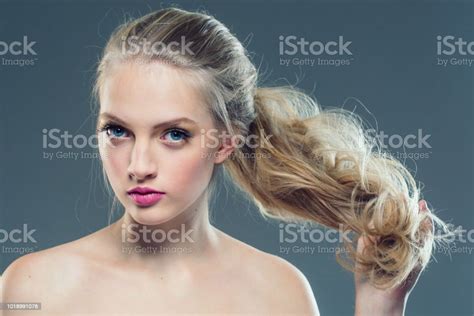 schöne frau gesicht portrait beauty skin care concept mode schönheitmodell mit schönen haaren