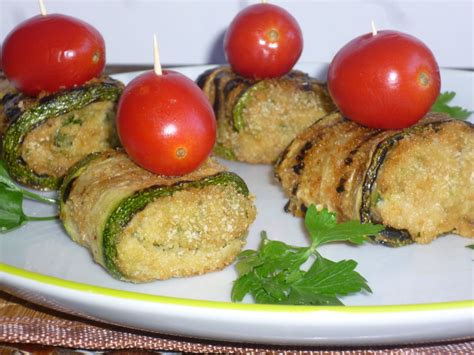 Jun 05, 2021 · gli involtini di zucchine sono un goloso secondo piatto, perfetto anche come antipasto!si tratta di zucchine affettate sottili, prima unte e passate nel pan grattato; involtini con zucchine e tonno - creando si impara