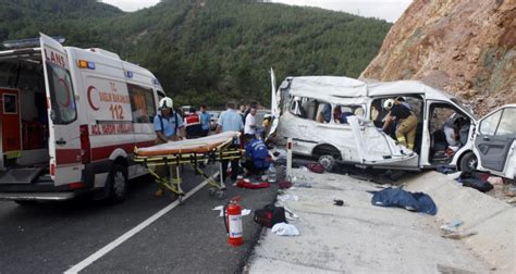 Kaza sonucu 11 kişi kaza yerinde, 3 kişi hastanede olmak üzere 14 kişi. Balıkesir'deki kaza sonrası ilk görüntüler