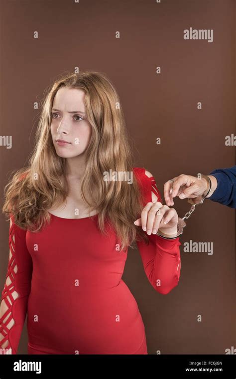 blonde teenager mädchen in handschellen zu einer weiblichen hand stockfotografie alamy