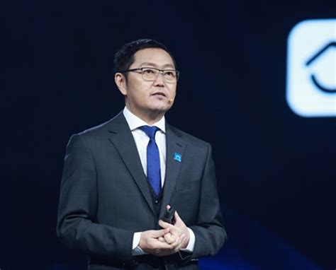 (literary) to demote (to a lower rank). 左晖：向低收入宣战 2020年1万间门店年GMV达1亿以上-房讯网