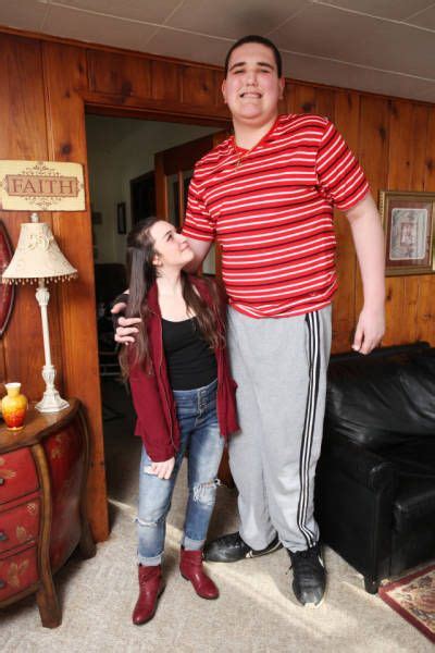 Broc Brown est l adolescent le plus grand du monde avec 2 34 mètres