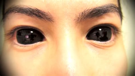 This Guy Will Teach You How To Wear Black Sclera Contact Lenses Perfect For The Halloween