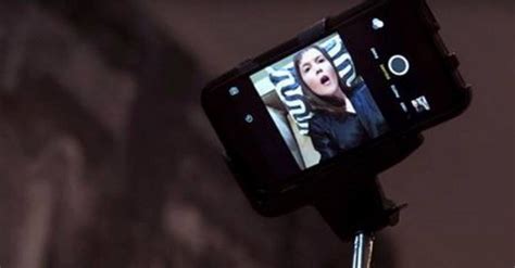 mujer inventa el selfie stick con dildo incluído