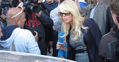 lindsay lohan s mom pleads not guilty to dwi charge in ny cbs news