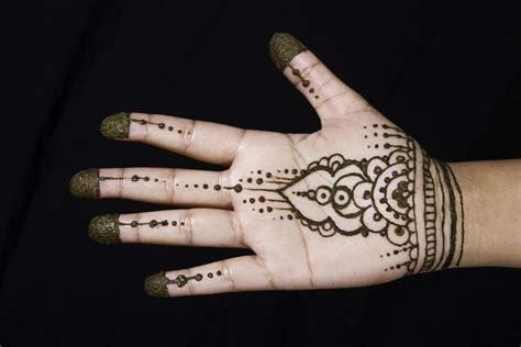 30 Simple And Chic Mehendi Designs To Try On Palm Simple Henna Henna