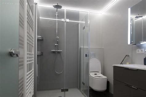 Die alten fliesen an den wänden und am boden bleiben normalerweise bestehen. Duschrenovierung Innsbruck - Barrierefreie Dusche vom Profi