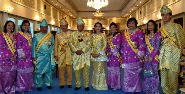 November last year saw a royal wedding between tengku abu bakar ahmad bin tengku arif bendahara tengku abdullah to his highness tengku puteri iman afzan abdullah. BENTARA MANGKU BUMI: KERABAT BERGELAR NEGERI PAHANG