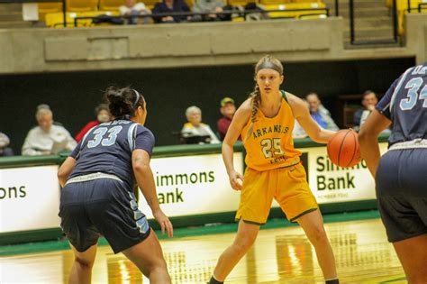 Golden Suns Take Down Sau Behind Double Double From Hill To Clinch Gac