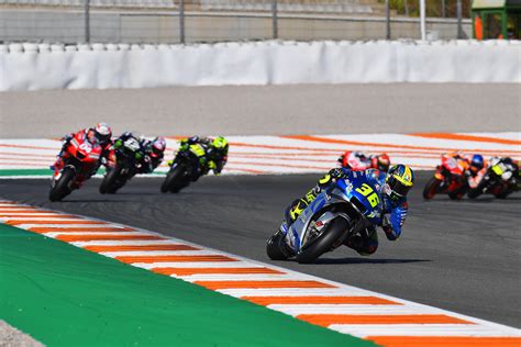 Uma Moto Esta Em Um Circuito De Uma Corrida