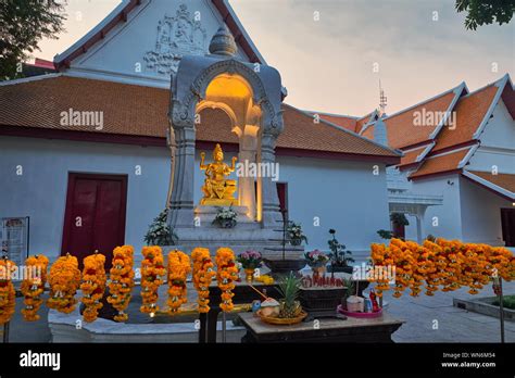 Estatua De Brahma Bangkok Fotografías E Imágenes De Alta Resolución Alamy