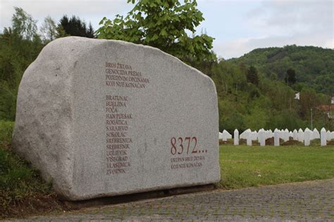 Sono giunte nel memoriale di potocari, località sita a circa cinque chilometri da srebrenica, le 409 bare contenenti i resti di altrettante vittime del genocidio del luglio 1995 che saranno sepolte domani. La parola Srebrenica / Bosnia Erzegovina / aree / Home ...
