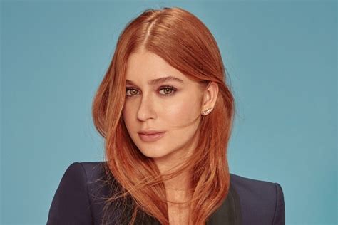Marina Ruy Barbosa radicaliza o visual e surge loiríssima