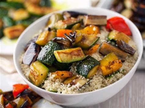 Coloque os couscous num recipiente fundo e vá adicionando o caldo a pouco e pouco à medida que os vai mexendo com um garfo de. Épinglé sur One pot