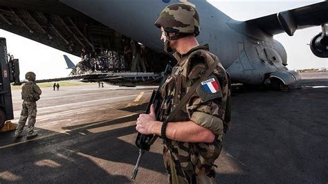 Mali Le Convoi De Larmée Française Arrive à Destination