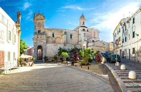 Die günstigste alternative ist es nach sardinien zu fliegen und vor ort einen mietwagen zu buchen um ihre rundreise zu beginnen. Sassari | Sardínie | Itálie | MAHALO.cz