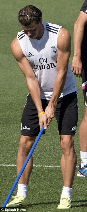 Gareth Bale Shows Off Physique As Real Madrid Train Ahead Of Super Cup