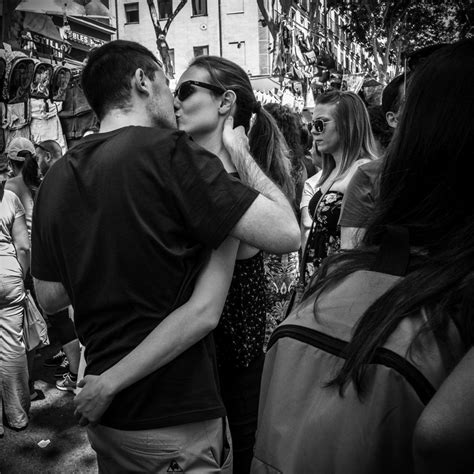 fotos gratis hombre persona en blanco y negro grupo gente mujer calle ciudad multitud