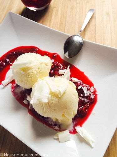 Selbstgemachtes Vanilleeis mit heissen Himbeeren