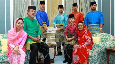 Raja zarith sofiah almarhum sultan idris shah turut dimahkotakan sebagai permaisuri johor. The Royal Children | Laman Web Rasmi Kemahkotaan DYMM ...