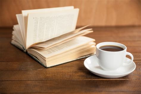 Primer Plano De La Taza De Café Y El Libro Foto Gratis