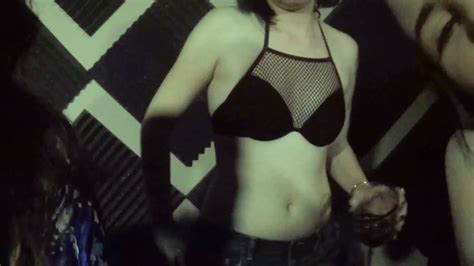 Erin Brown Nuda ~30 Anni In Strip Club Massacre