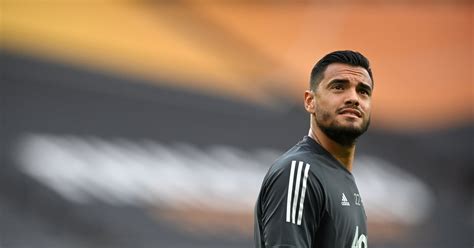 Please report a comment in the next cases: Manchester United. Żona Sergio Romero atakuje klub - Sport