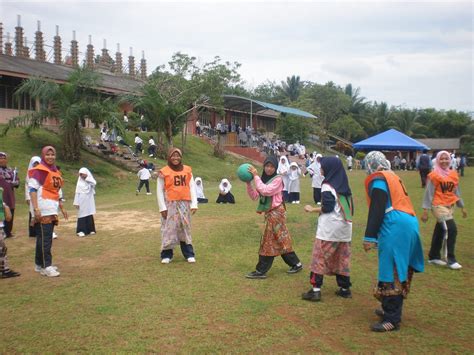 Jumlah pemain softball setiap regu terdiri dari sembilan orang. mutiara minda: BERMAIN BOLA JARING DENGAN BERKAIN BATIK?