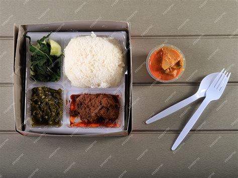 Premium Photo | Nasi padang kotak with rendang, nasi kotak padang
