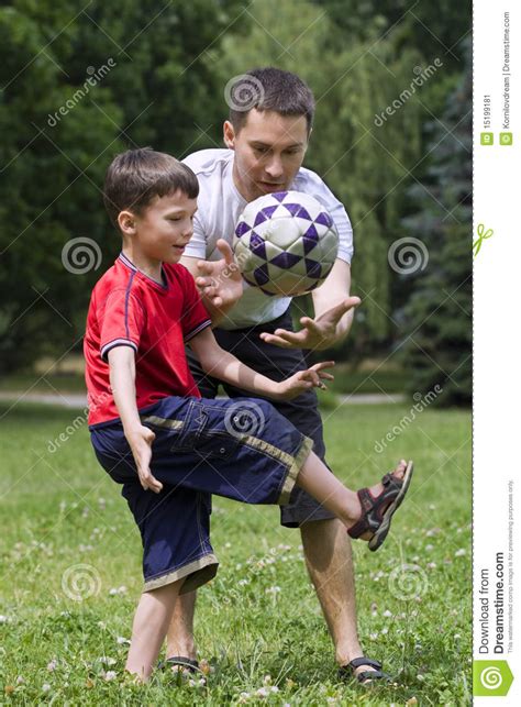 Papa Avec Son Fils Jouant Au Football Image Stock Image Du Masculin