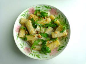 Le meilleur de la cuisine italienne avec nos recettes à base de rigatoni. Rigatoni with gorgonzola and walnuts | The Everyday French ...