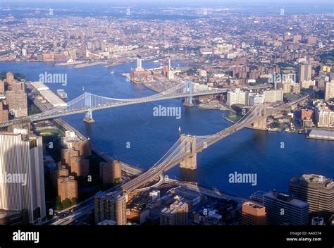 Vue Aérienne De Least River Et Le Pont De Brooklyn à New York États