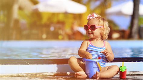 bébé à la piscine et à la mer quelles sont les règles de sécurité à respecter