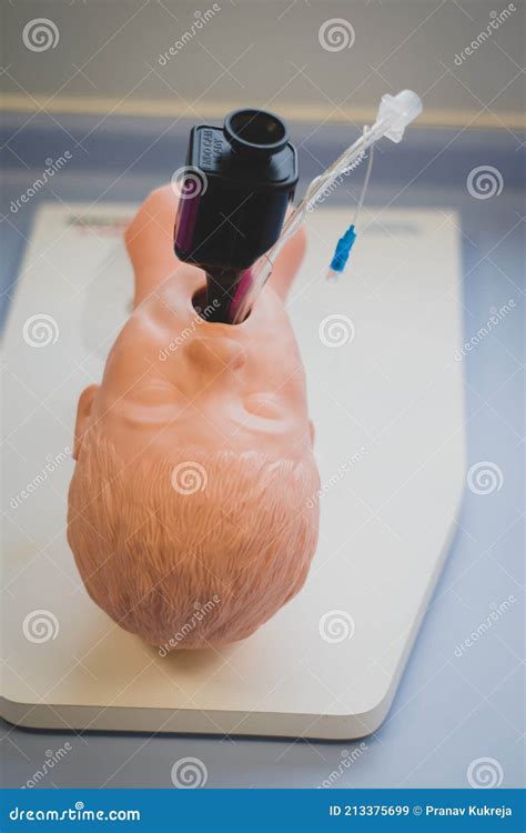 Formação Médica Intubação De Um Manequim De Criança Utilizando Um Tubo