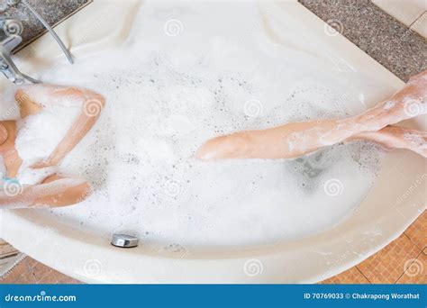 Jeune Belle Fille Versant Dans La Baignoire Image Stock Image Du