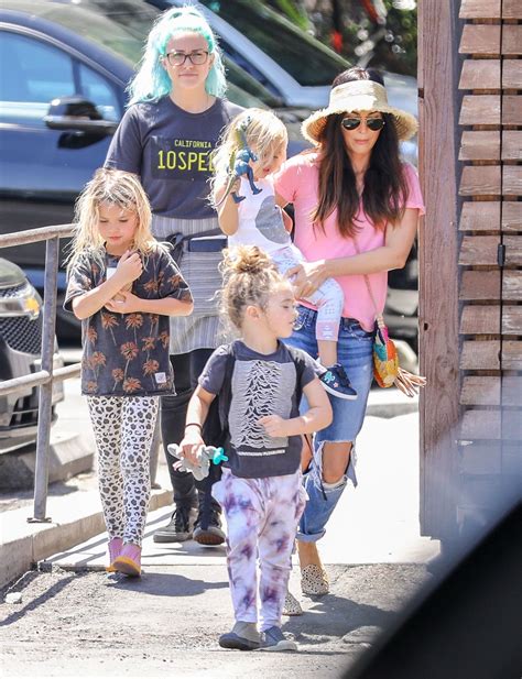 As her children interrupt the interview. Megan Fox z 3 synami - pozwala im nosić sukienki i różowe buty | Kozaczek