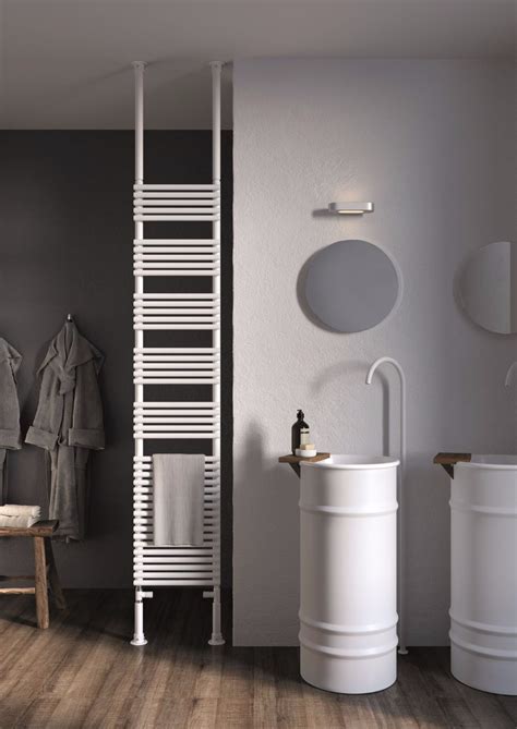 Voilà un exemple de ce genre de meuble avec un radiateur design qui prend la forme d'une échelle en couleurs osées. Sèche serviettes : sélection électrique, eau chaude ...