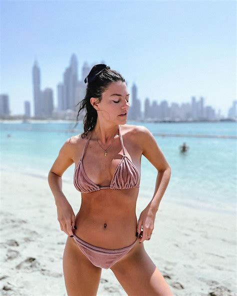 Sofía “jujuy” Jiménez Cautivó Desde Dubai Con Una Bikini Rosa “en La Playuki”